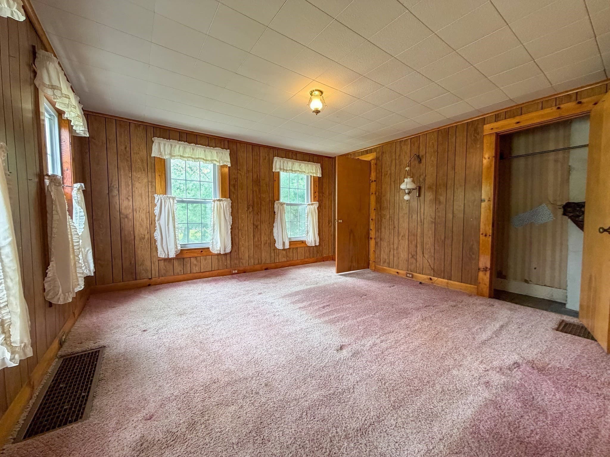 Single Family Residence at 1386 Pleasant St, Athol MA 01331, Athol, photo 9 of 33
