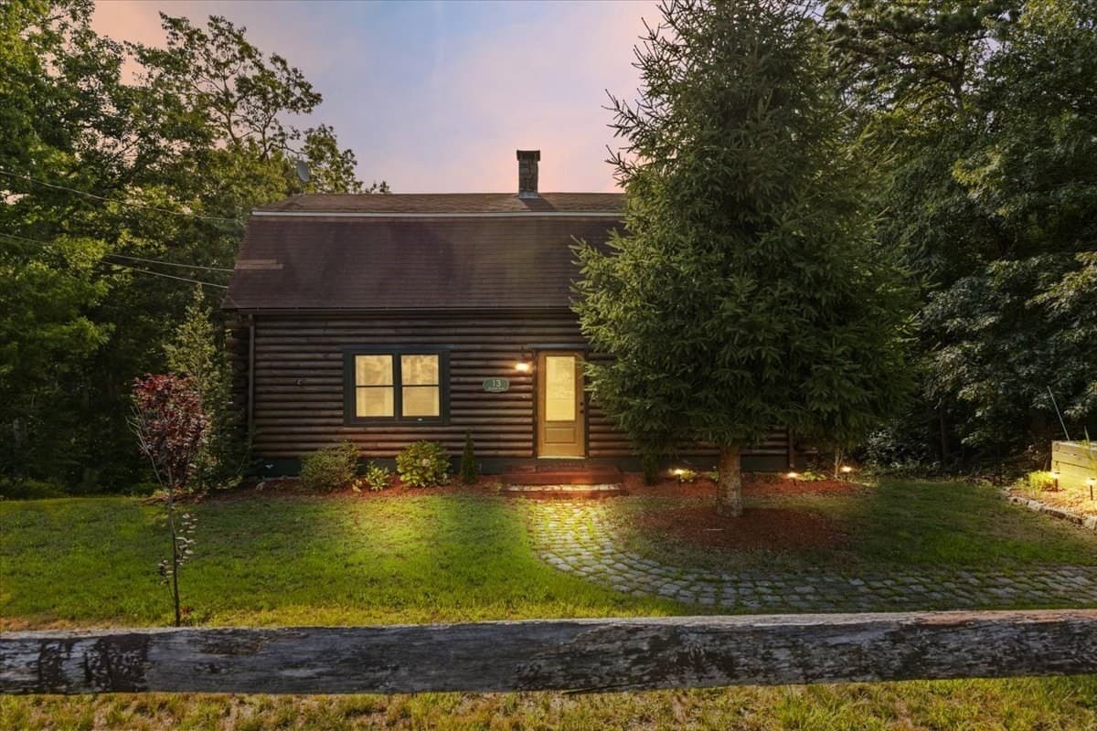 Single Family Residence at 13 Skylark Ave, Plymouth MA 02360, photo 4 of 40