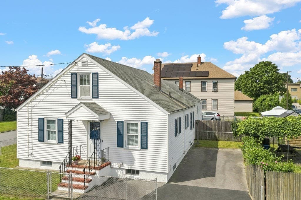 Single Family Residence at 5 Brewster St, New Bedford MA 02745, New Bedford, photo 3 of 32