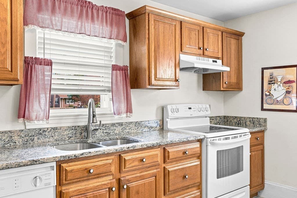 Single Family Residence at 5 Brewster St, New Bedford MA 02745, New Bedford, photo 9 of 32