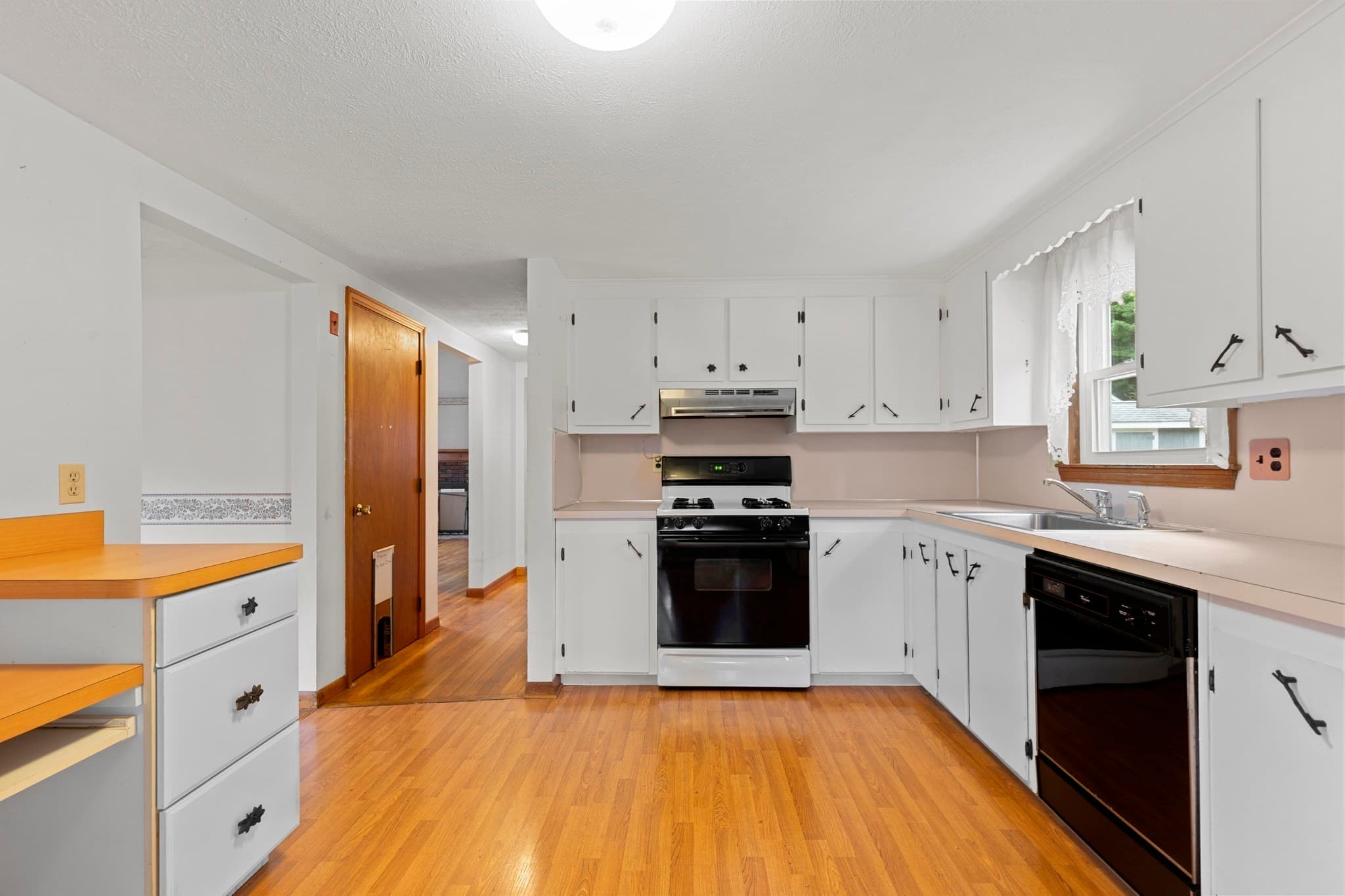 Single Family Residence at 24 Fresh Pond Cir, Plymouth MA 02360, Plymouth, photo 17 of 37