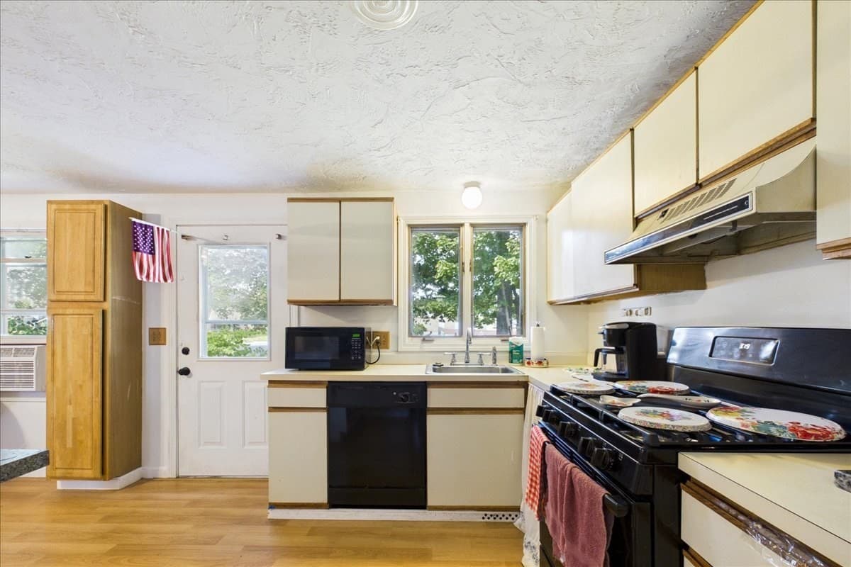 Condominium at 600 N Montello St # 3, Brockton MA 02301, Brockton, photo 13 of 24
