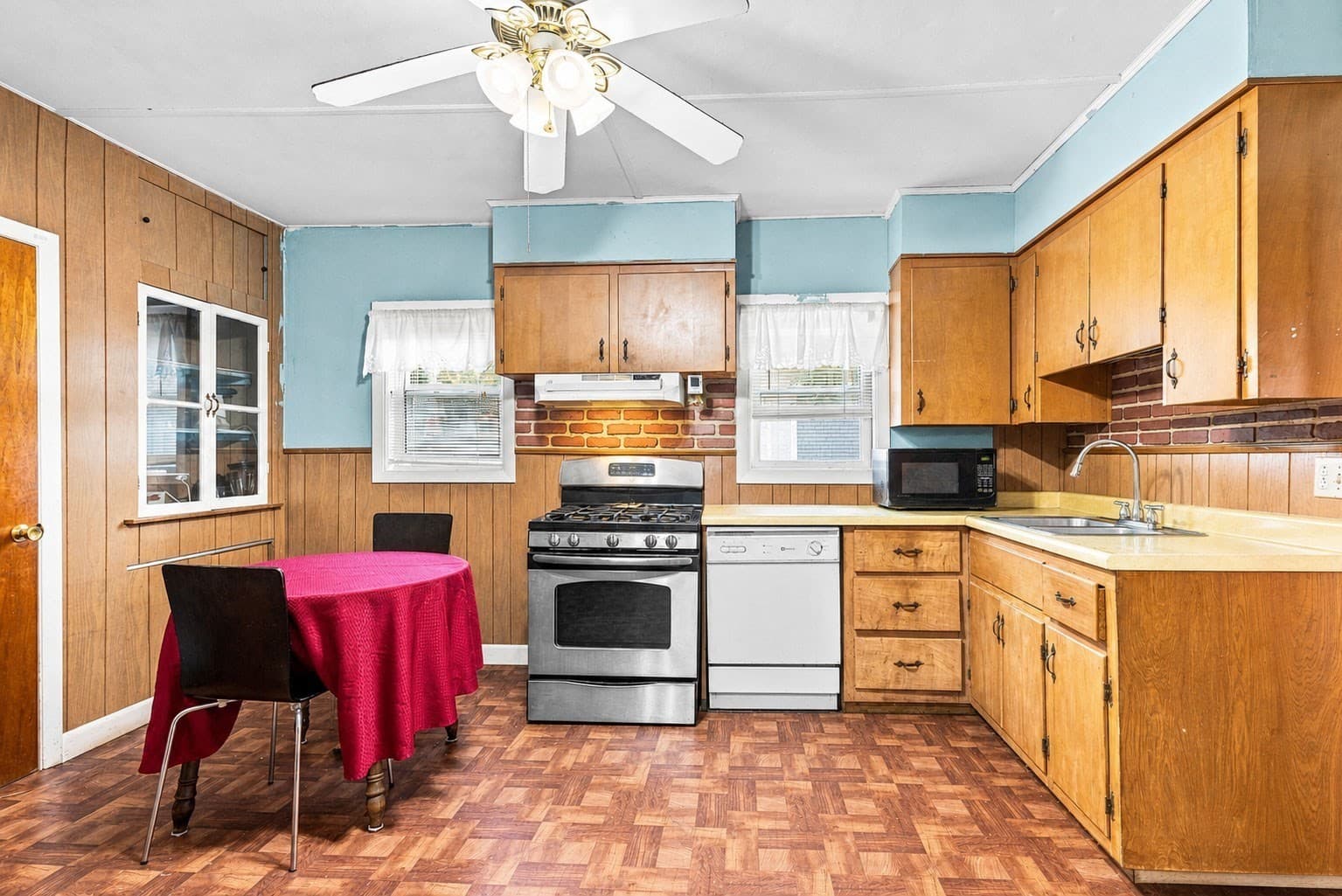 Single Family Residence at 257 Austin St, New Bedford MA 02740, New Bedford, photo 2 of 22