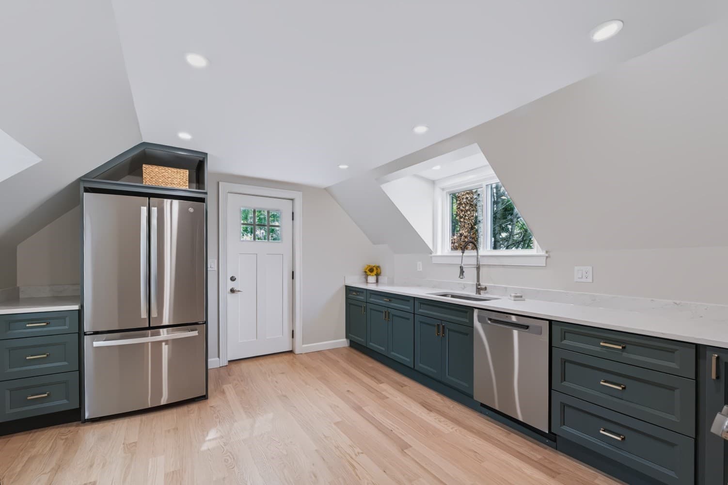 Condominium at 19 Charnock St # 2, Beverly MA 01915, Beverly, photo 5 of 42