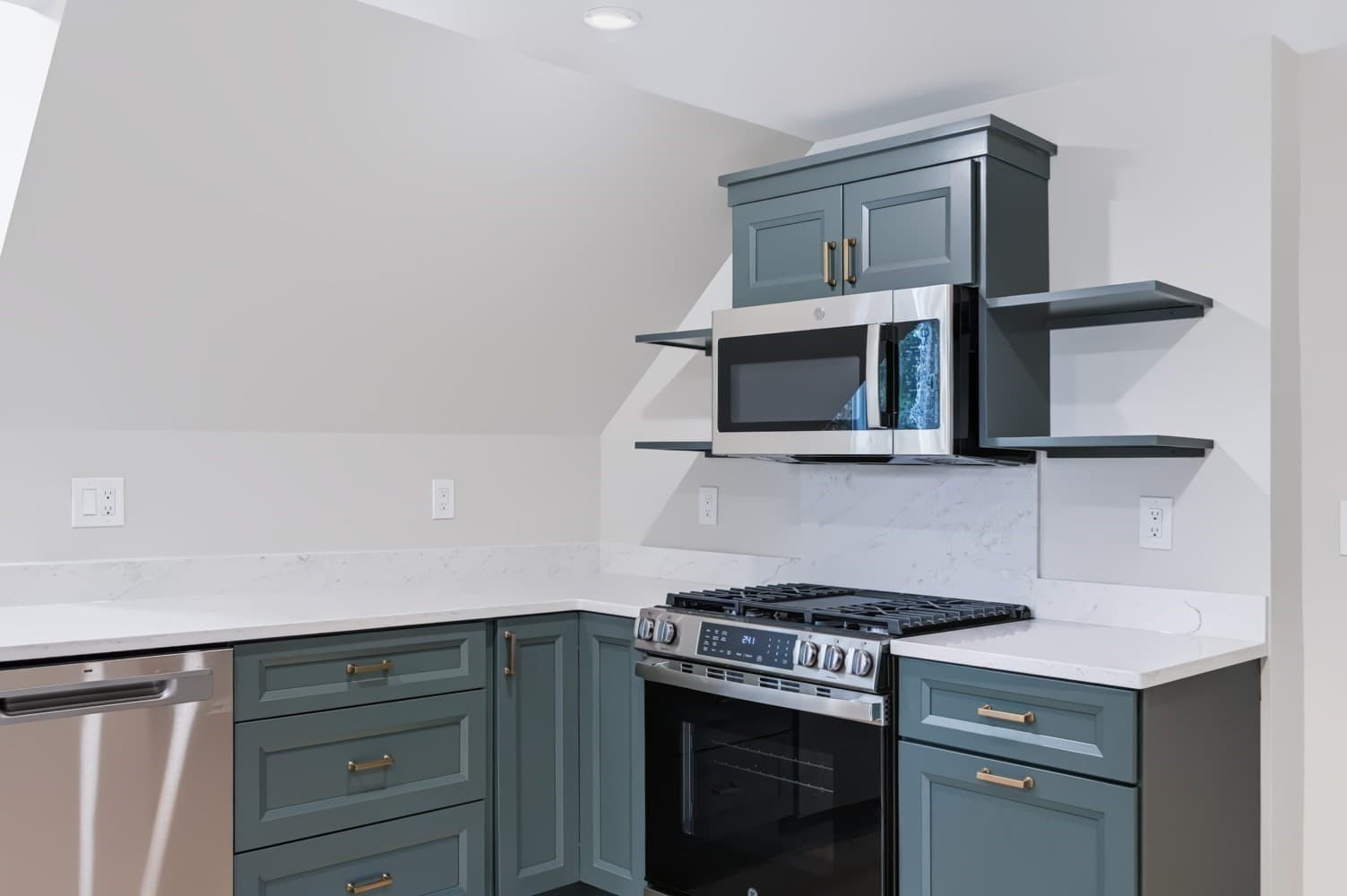 Condominium at 19 Charnock St # 2, Beverly MA 01915, Beverly, photo 10 of 42