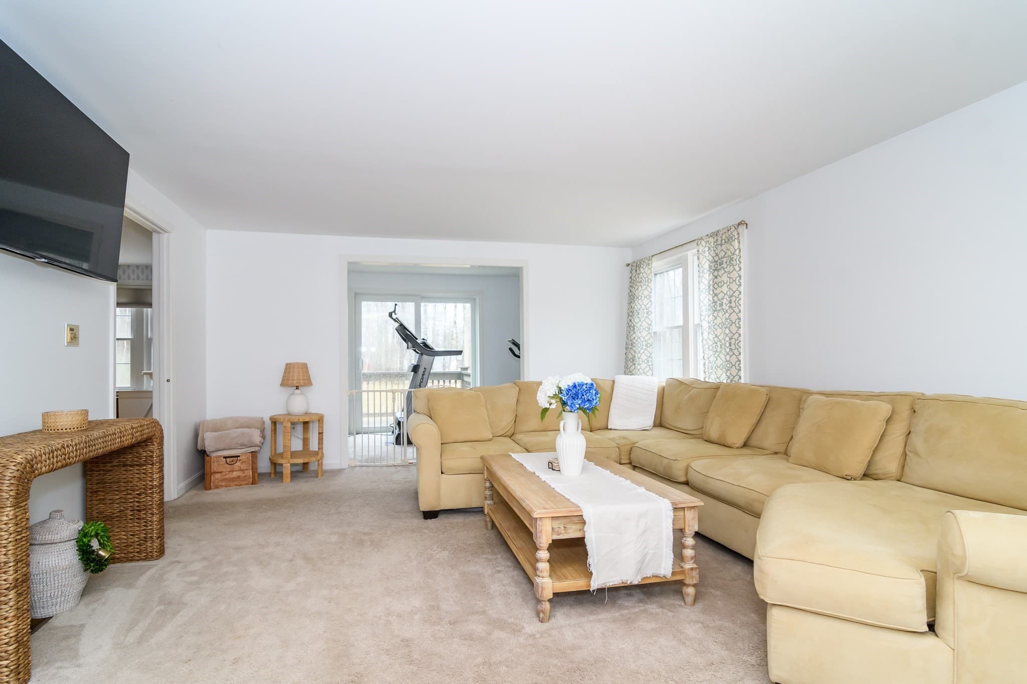 Single Family Residence at 2 Sawmill Cir, Charlton MA 01507, Charlton, photo 5 of 38