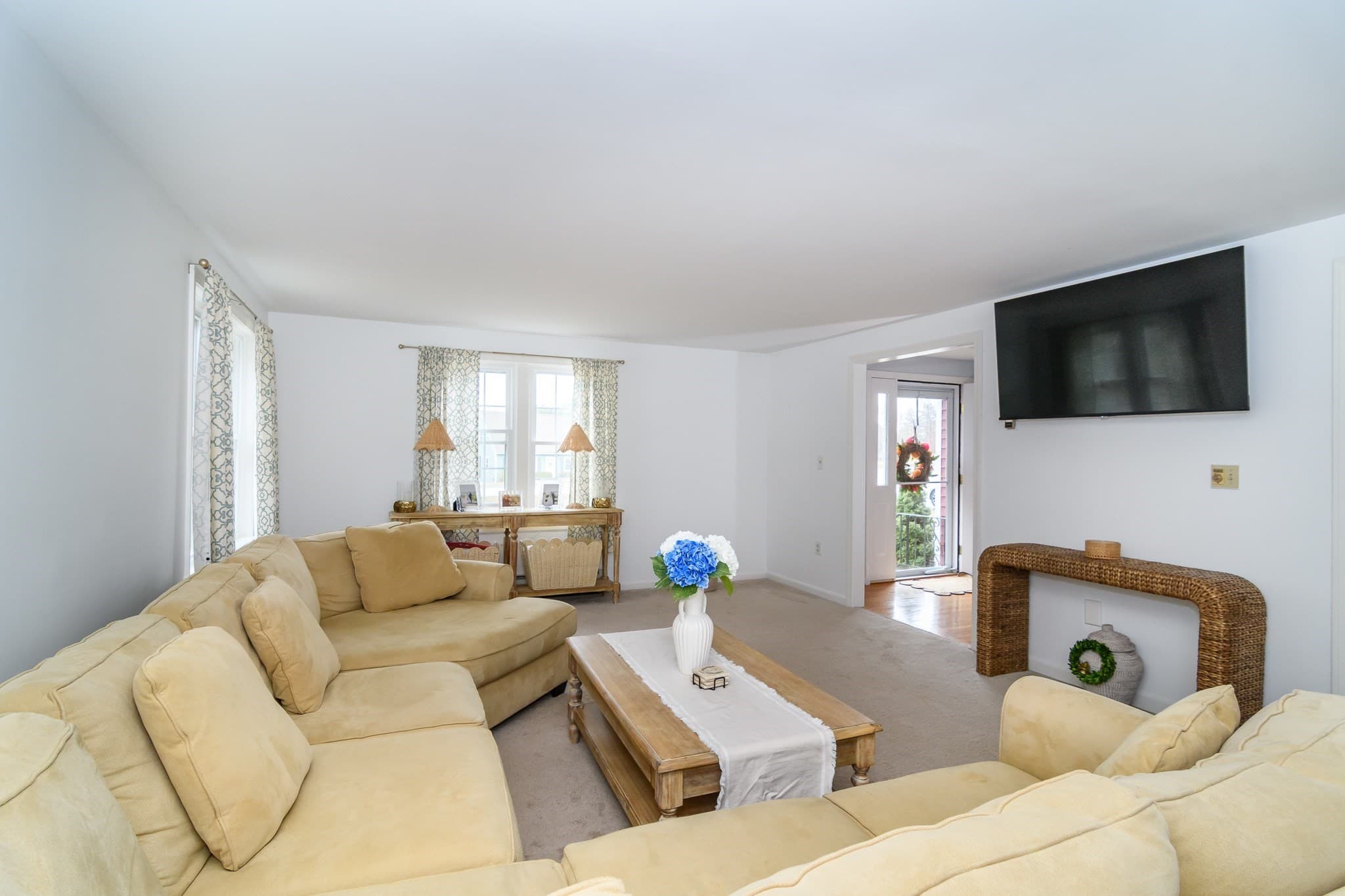 Single Family Residence at 2 Sawmill Cir, Charlton MA 01507, Charlton, photo 4 of 38
