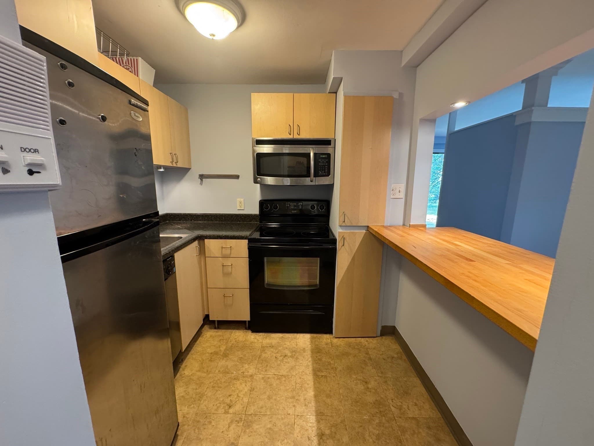 Condominium at 27 Senee Ct # 27, Amesbury MA 01913, photo 3 of 9