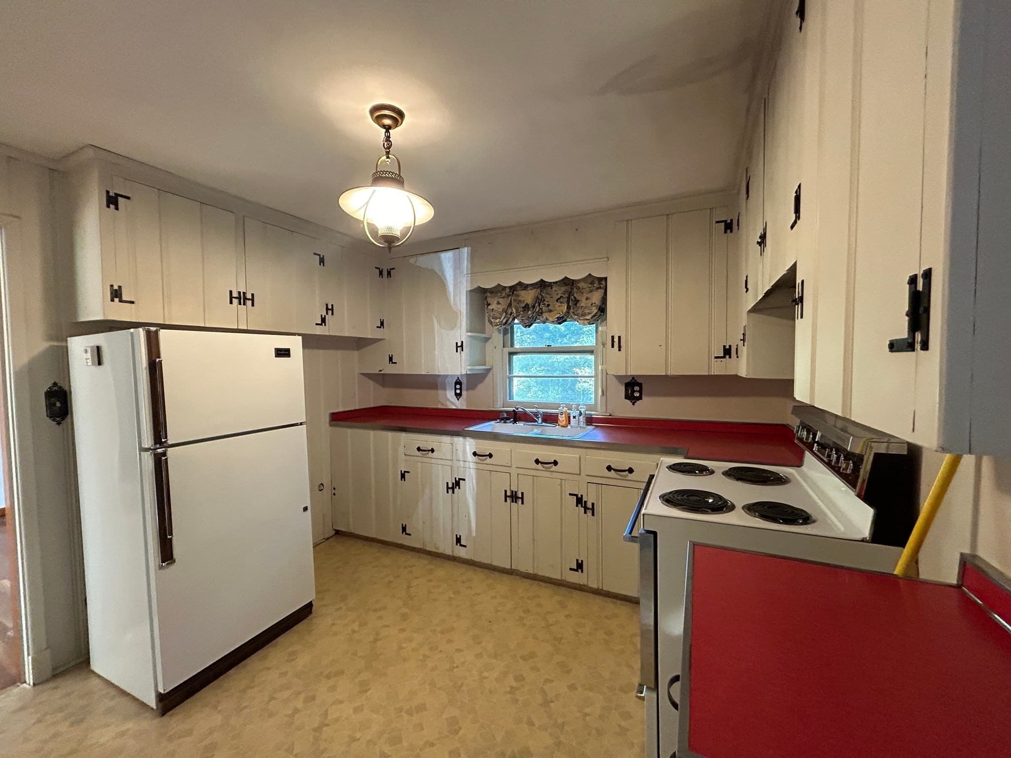 Single Family Residence at 4 Eagle Ln, Paxton MA 01612, photo 9 of 16