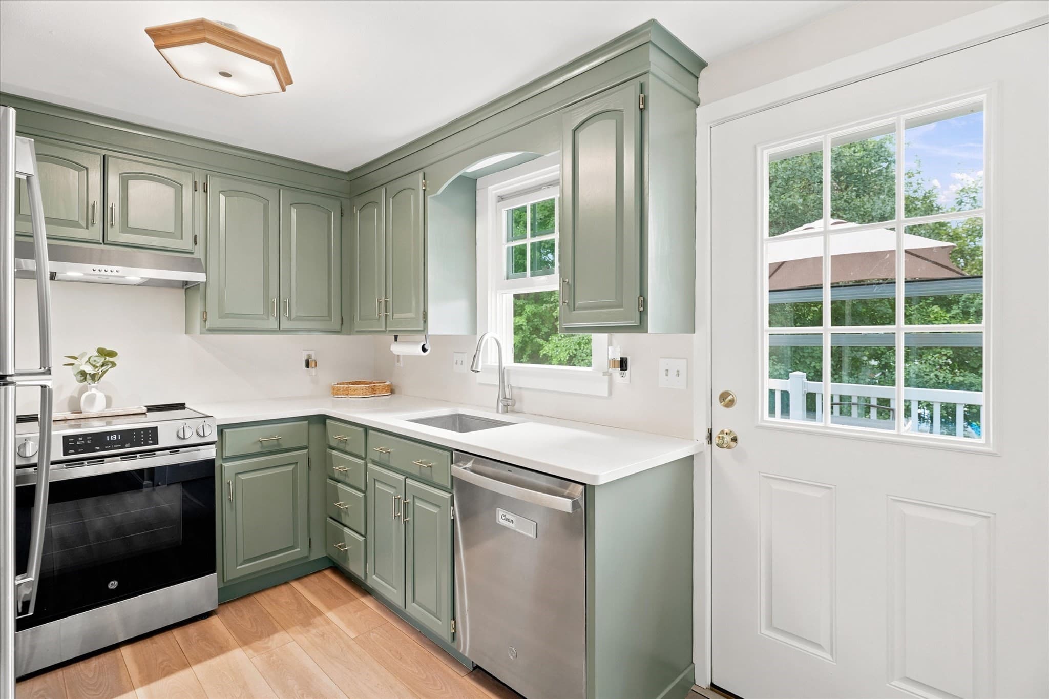Single Family Residence at 13 Hilltop Dr, Burlington MA 01803, Burlington, photo 2 of 42