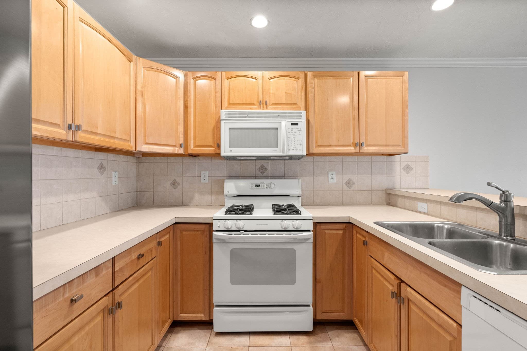 Condominium at 201 Main St # 2, Woburn MA 01801, Woburn, photo 7 of 42