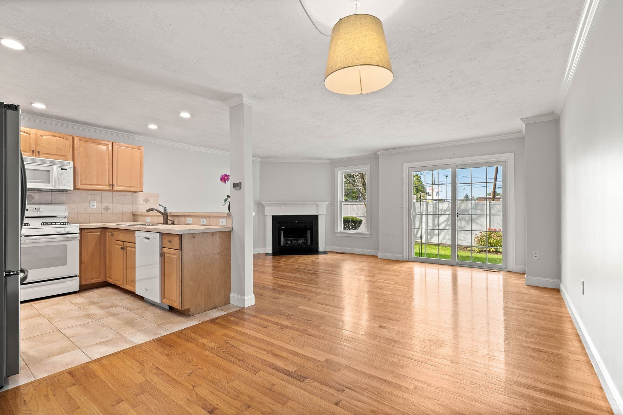 Condominium at 201 Main St # 2, Woburn MA 01801, Woburn, photo 5 of 42