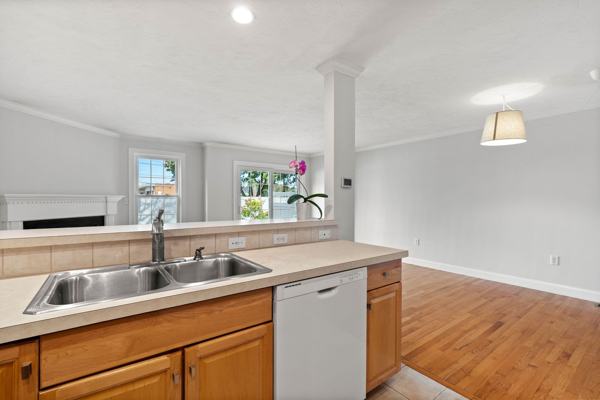 Condominium at 201 Main St # 2, Woburn MA 01801, Woburn, photo 9 of 42