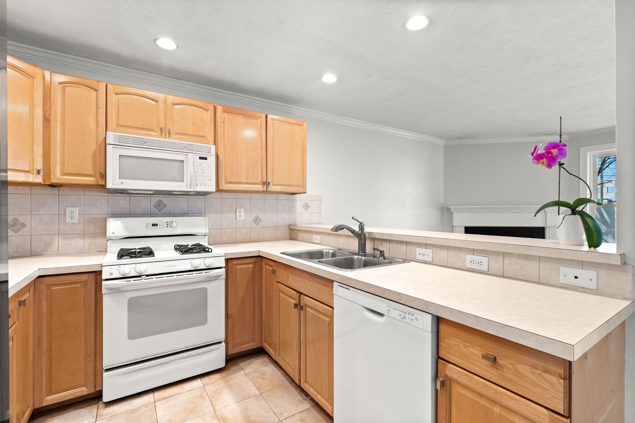 Condominium at 201 Main St # 2, Woburn MA 01801, Woburn, photo 8 of 42