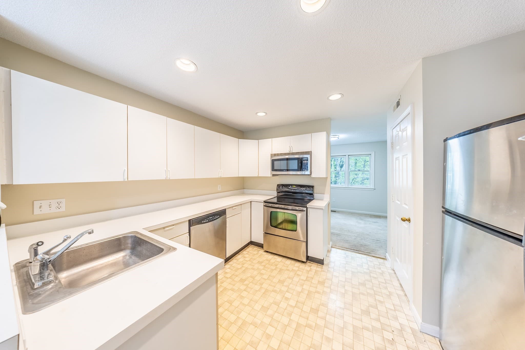 Condominium at 49 Bishops Forest Dr # 49, Waltham MA 02452, photo 6 of 40