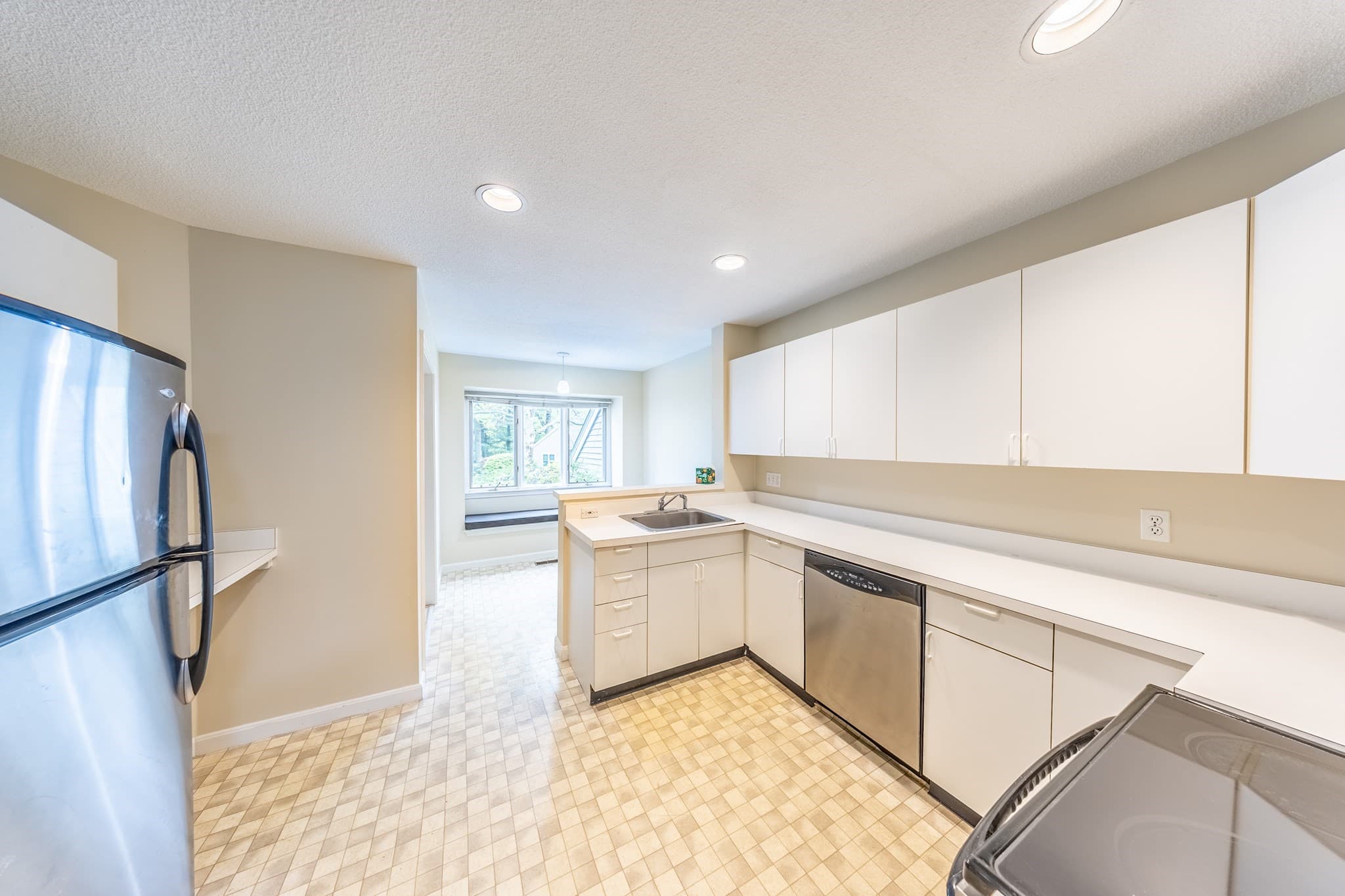 Condominium at 49 Bishops Forest Dr # 49, Waltham MA 02452, photo 7 of 40