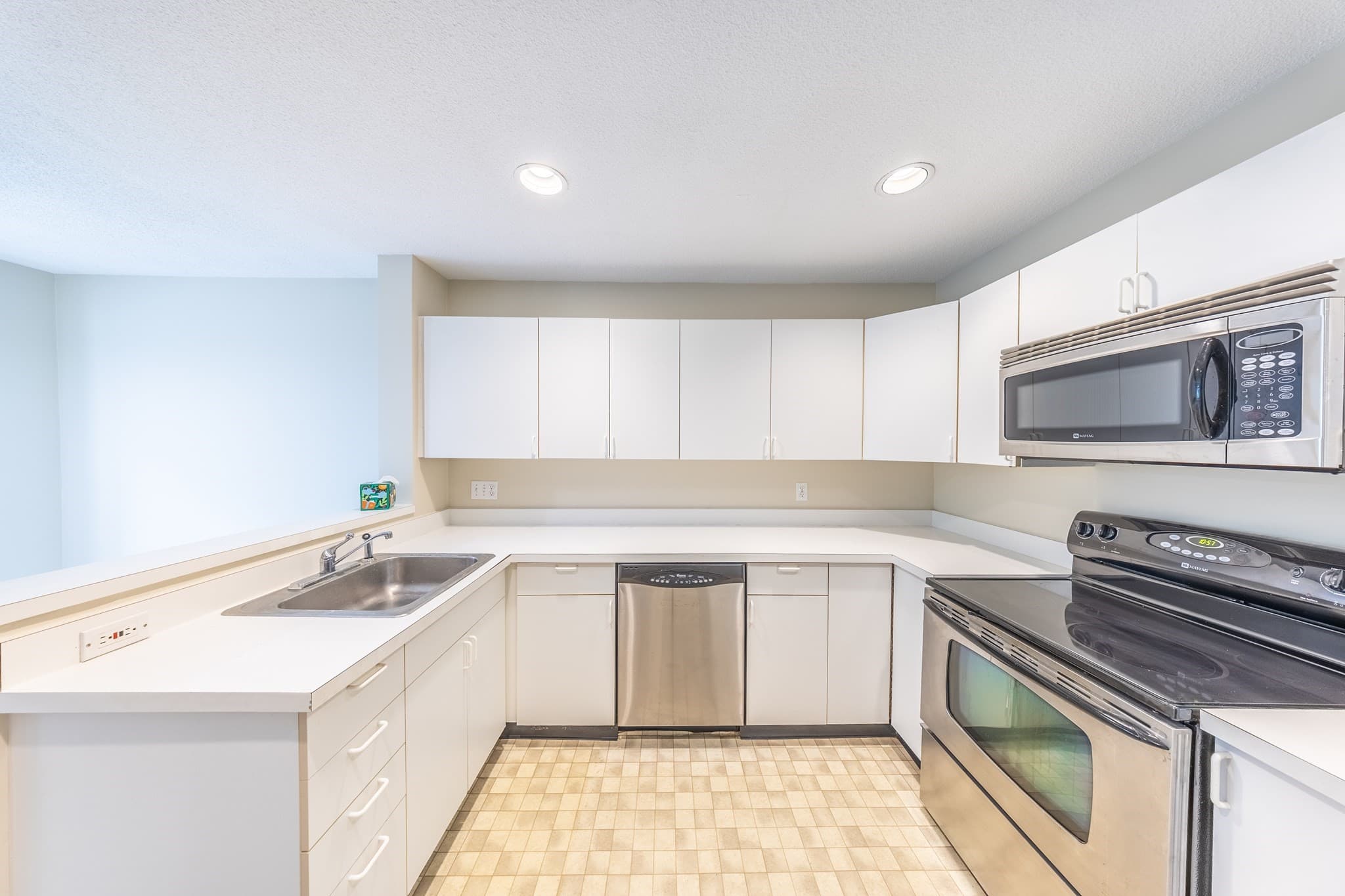 Condominium at 49 Bishops Forest Dr # 49, Waltham MA 02452, photo 8 of 40