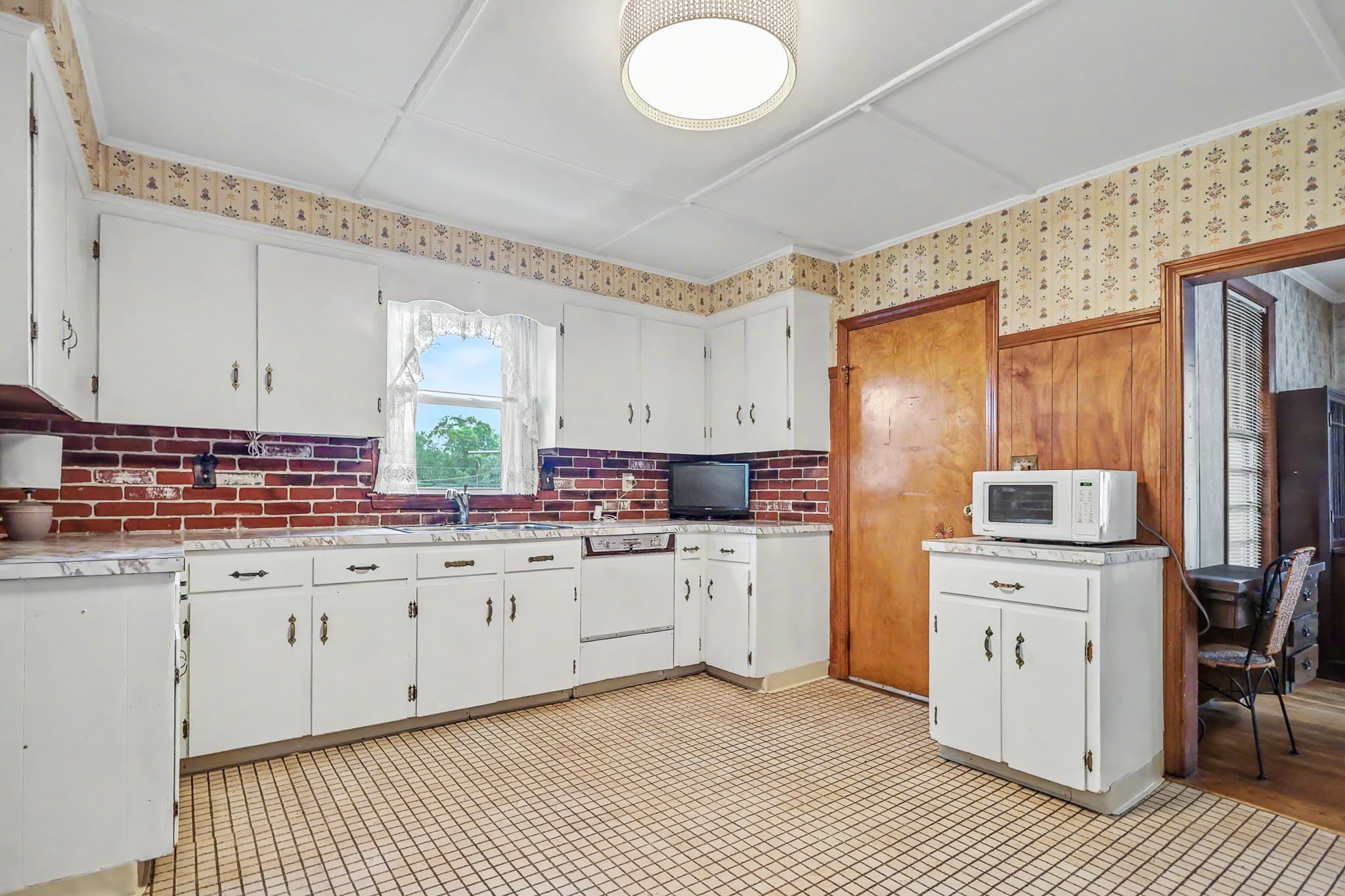 Single Family Residence at 9 Varnum Street, Haverhill MA 01835, Haverhill, photo 9 of 33