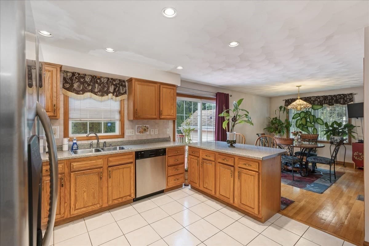Single Family Residence at 8 Hunter Ave, Methuen MA 01844, Methuen, photo 7 of 29