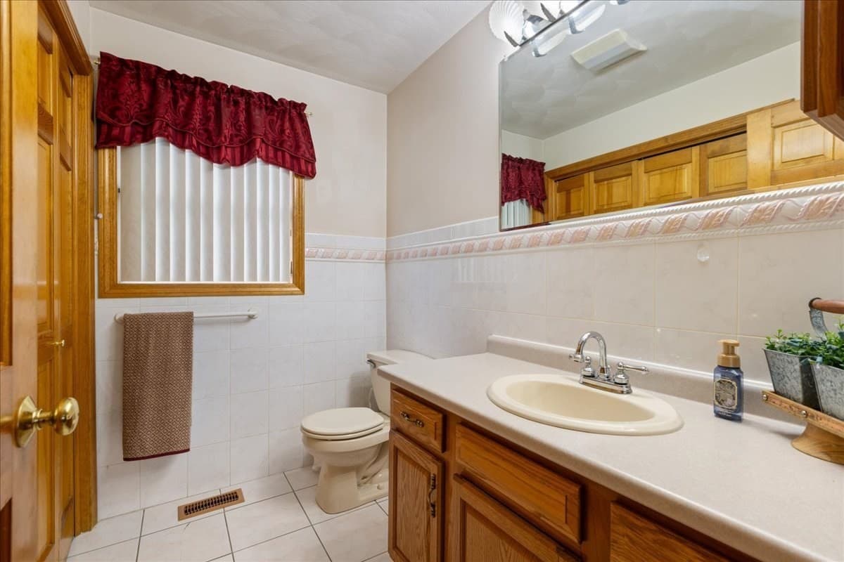 Single Family Residence at 8 Hunter Ave, Methuen MA 01844, Methuen, photo 8 of 29