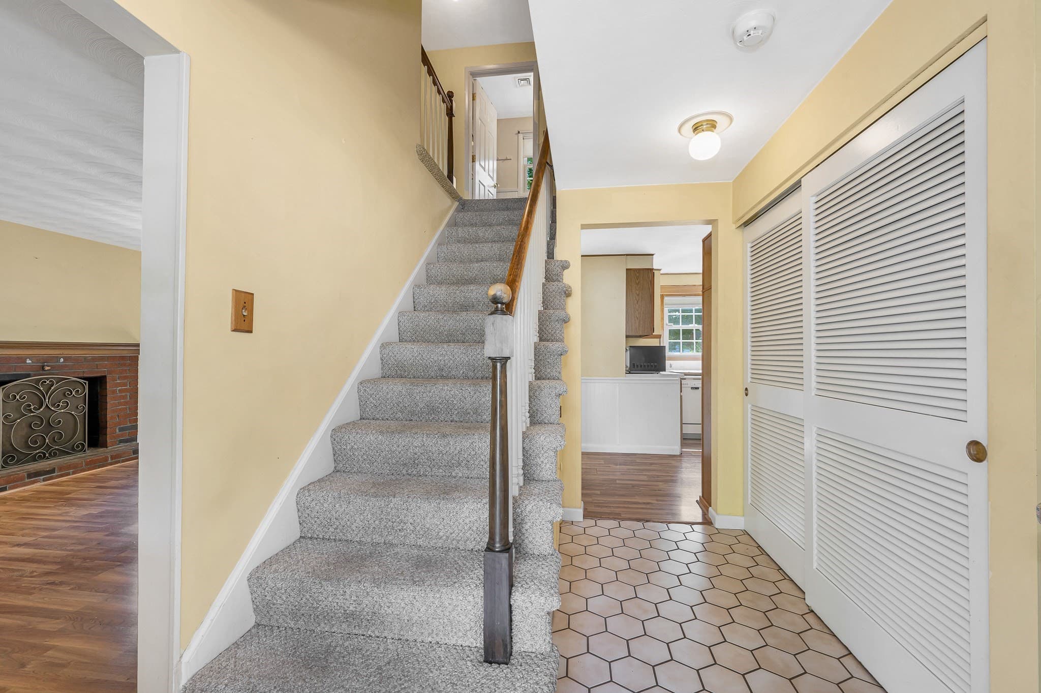 Single Family Residence at 16 Porter Rd, Chelmsford MA 01824, photo 3 of 35