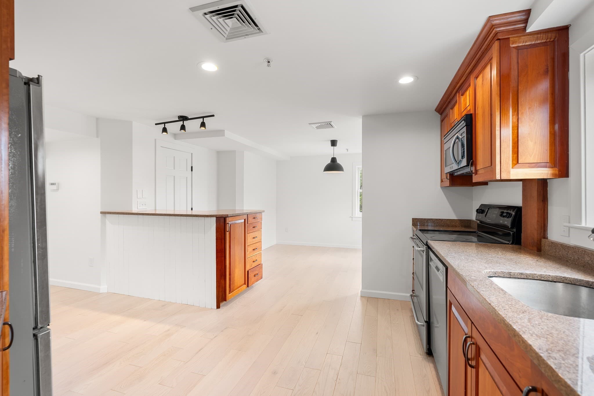 Condominium at 24 Glenwood Avenue # 3, Walpole MA 02081, Walpole, photo 21 of 42