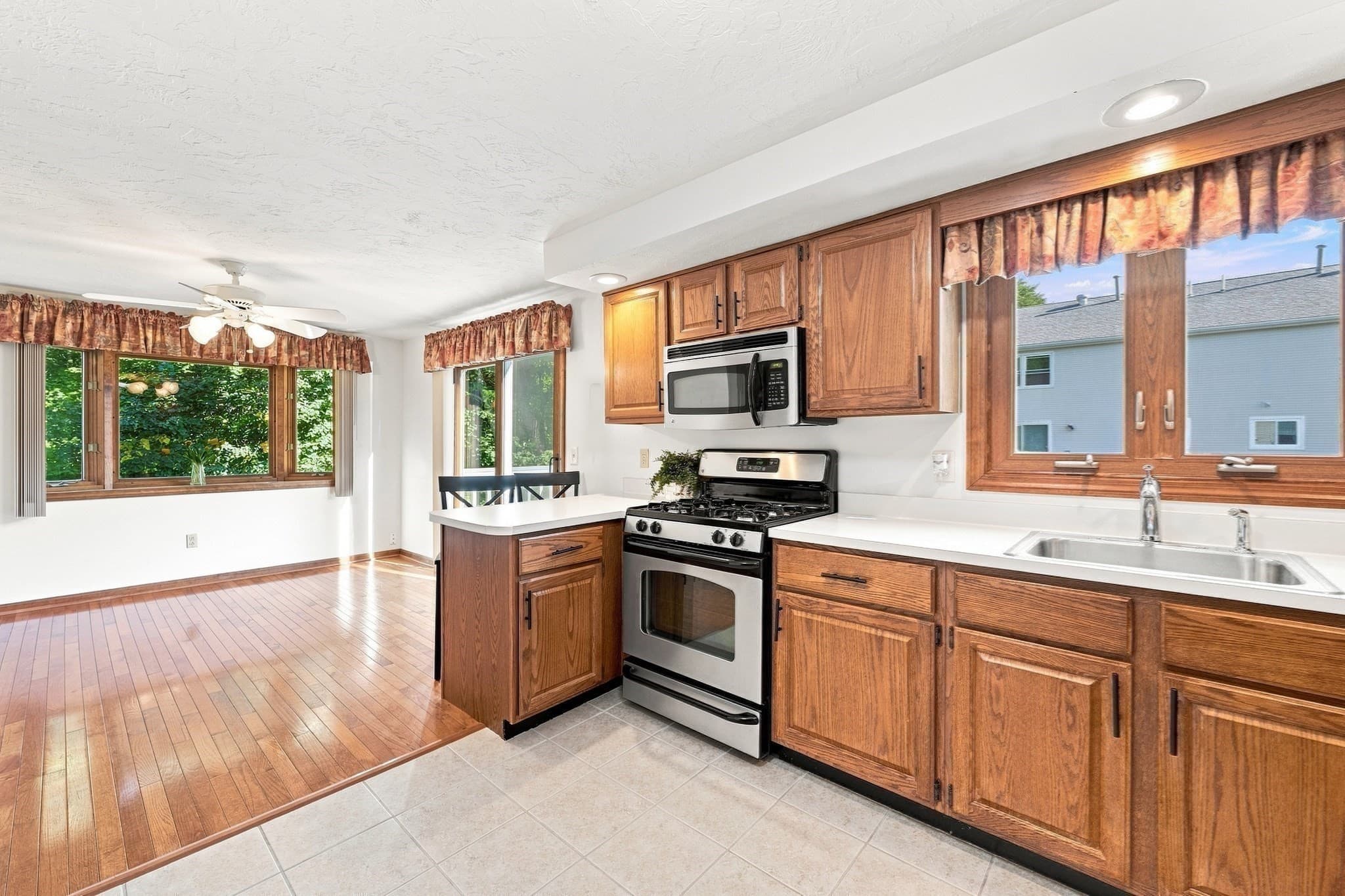 Condominium at 43 Villa Roma Dr # 43, Tewksbury MA 01876, Tewksbury, photo 14 of 42