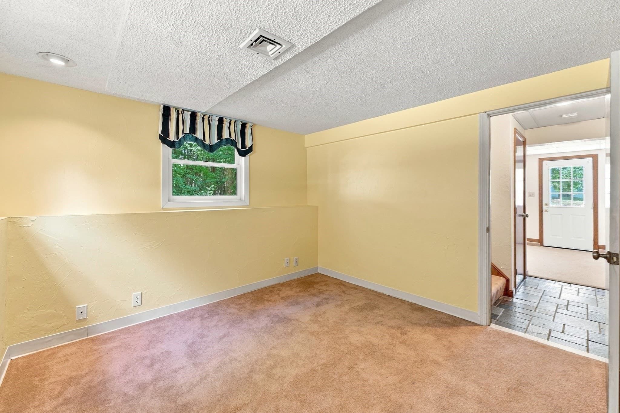 Condominium at 43 Villa Roma Dr # 43, Tewksbury MA 01876, Tewksbury, photo 8 of 42
