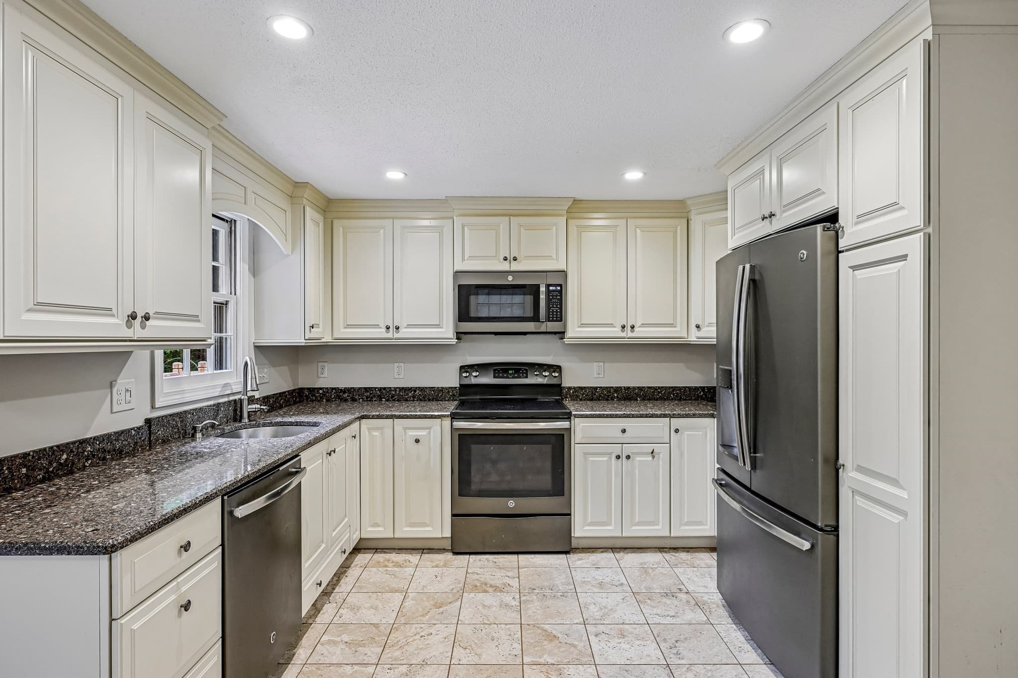 Single Family Residence at 35 Davidson Ave, Merrimack NH 03054, Merrimack, photo 5 of 41