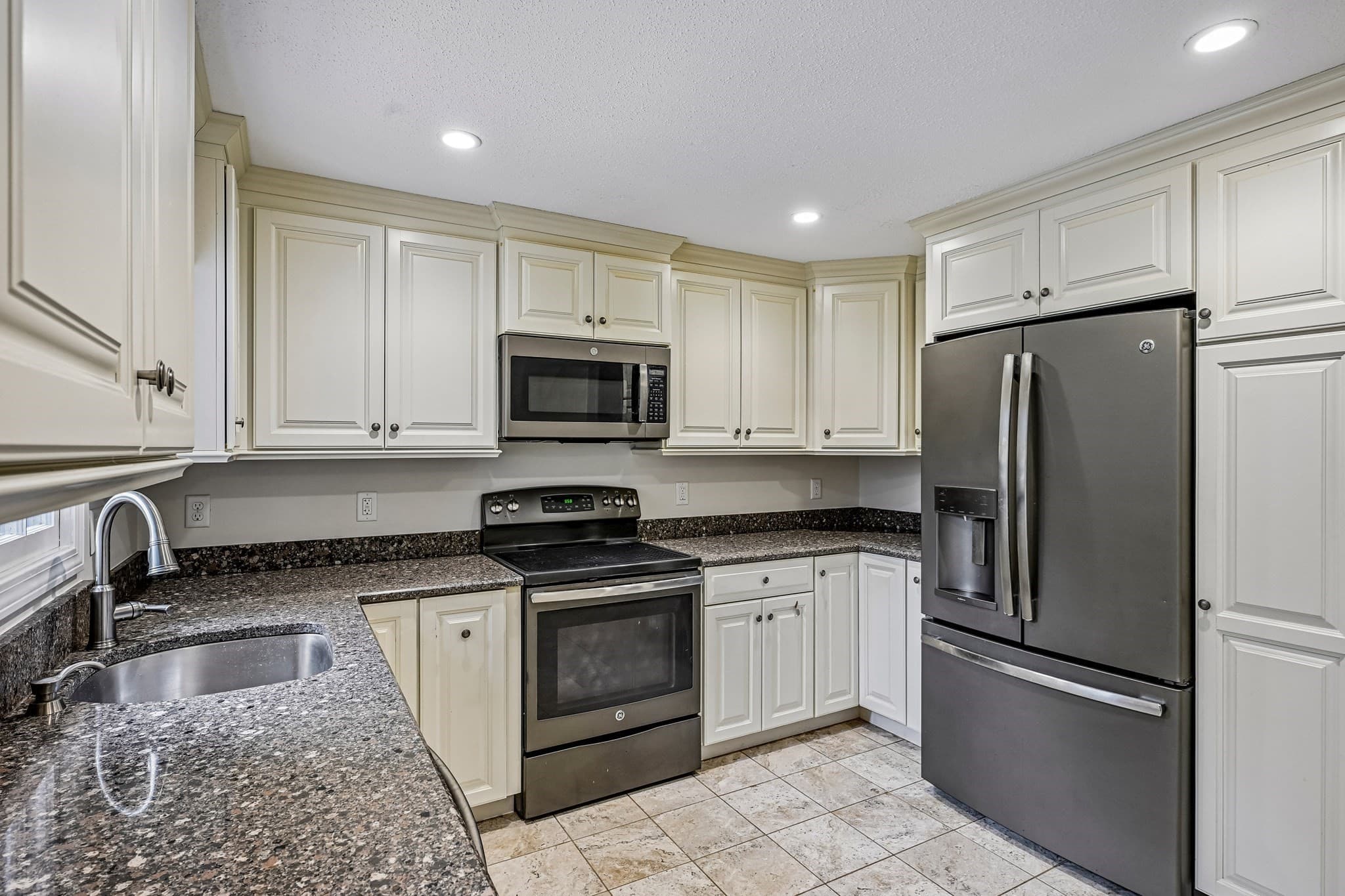 Single Family Residence at 35 Davidson Ave, Merrimack NH 03054, Merrimack, photo 4 of 41