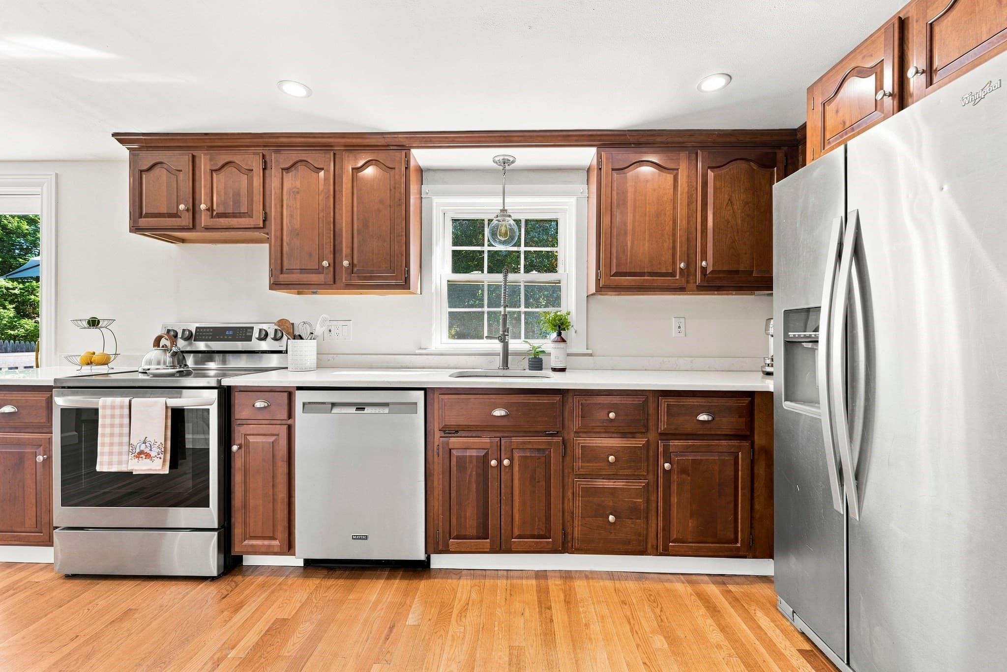 Single Family Residence at 446 Pine St, Weymouth MA 02190, photo 3 of 34
