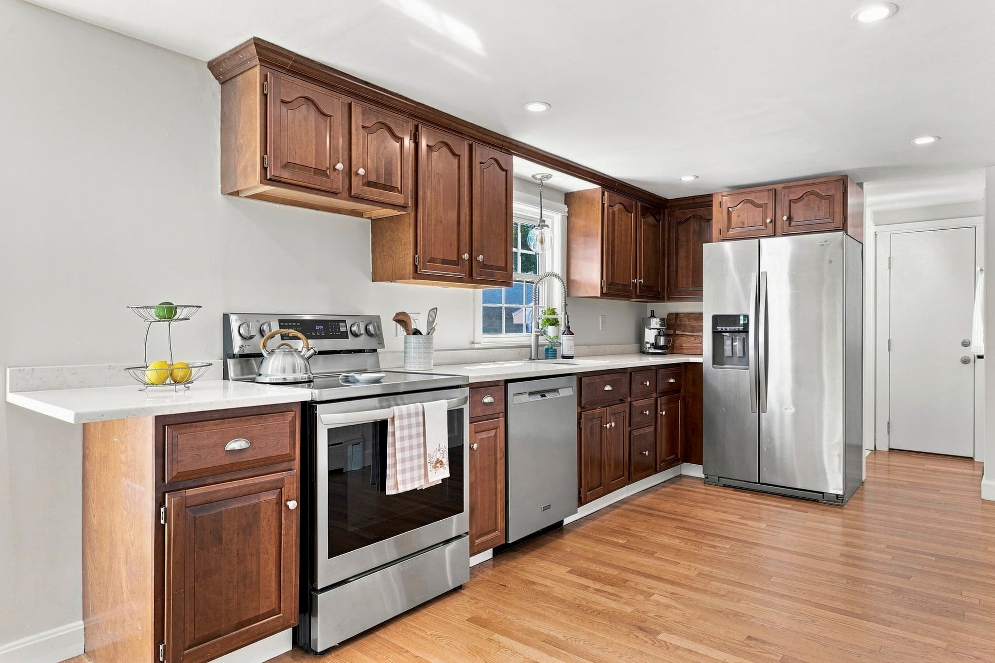 Single Family Residence at 446 Pine St, Weymouth MA 02190, photo 4 of 34