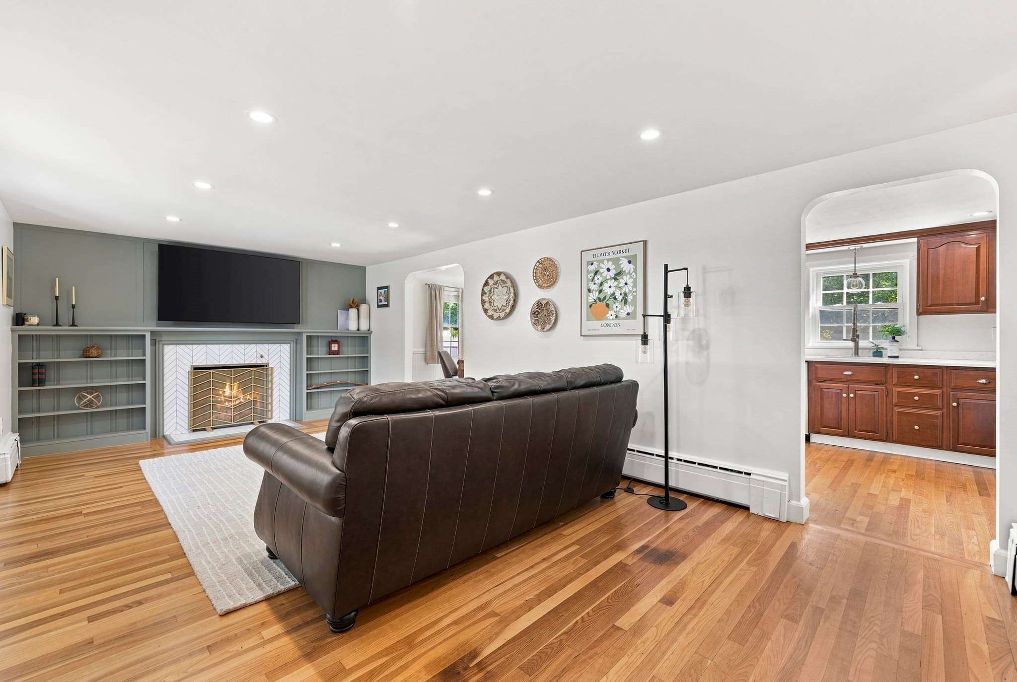 Single Family Residence at 446 Pine St, Weymouth MA 02190, photo 8 of 34