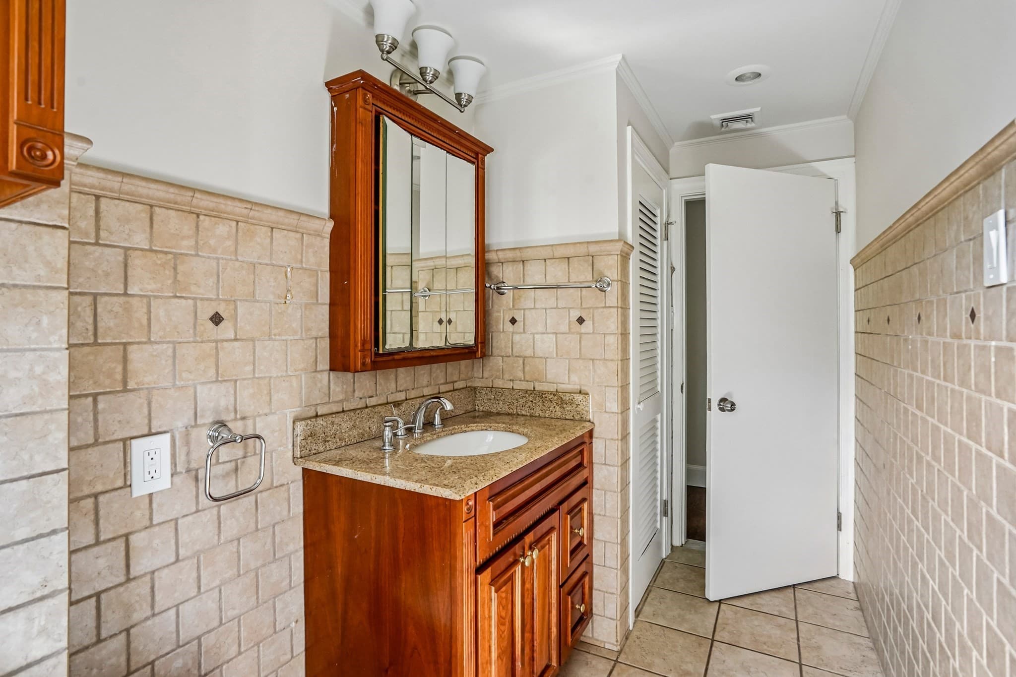 Single Family Residence at 56 Cushing St, North Providence RI 02904, North Providence, photo 13 of 31
