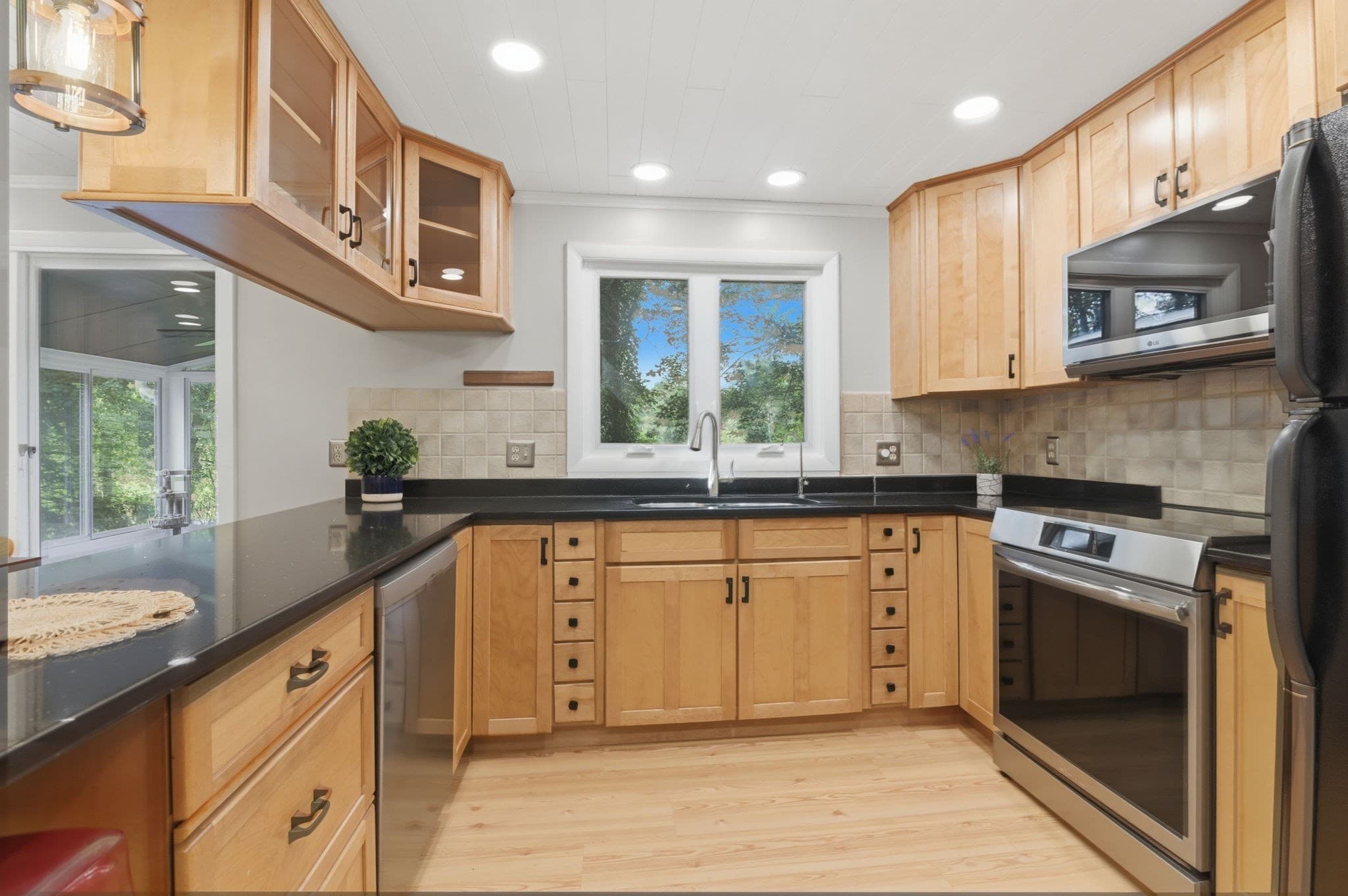 Single Family Residence at 7 Oxyoke Dr, Methuen MA 01844, Methuen, photo 9 of 37