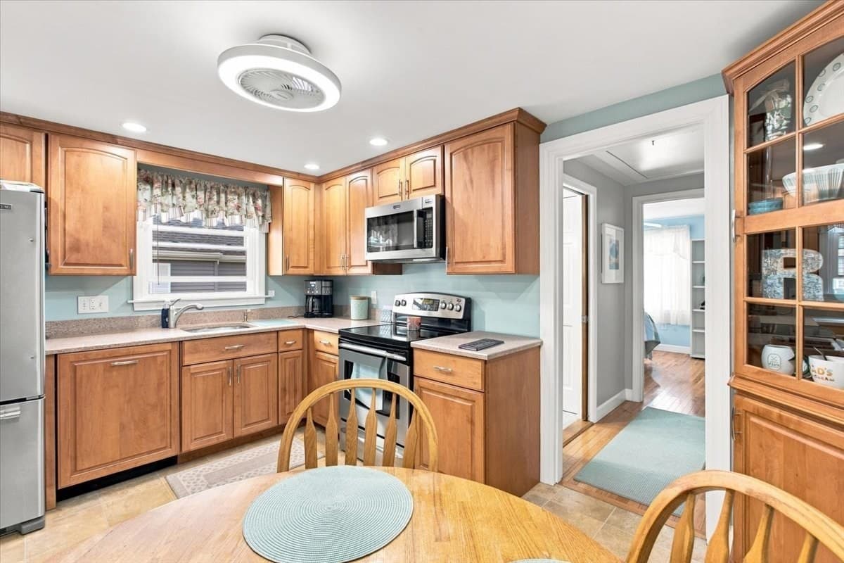 Single Family Residence at 29 Garfield Ave, Beverly MA 01915, Beverly, photo 13 of 35