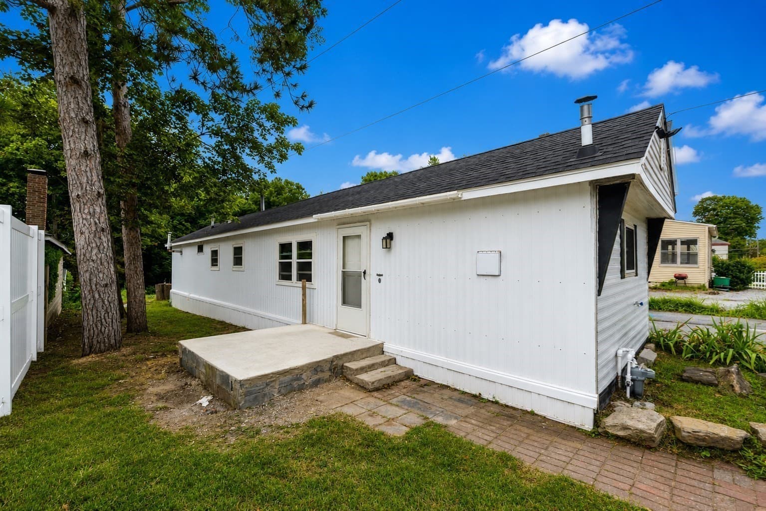 Mobile Home at 163 Highland St, Clinton MA 01510, Clinton, photo 2 of 20