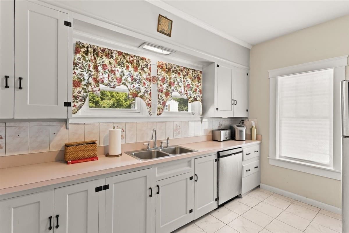 Single Family Residence at 53 Ashland St, Taunton MA 02780, photo 5 of 41