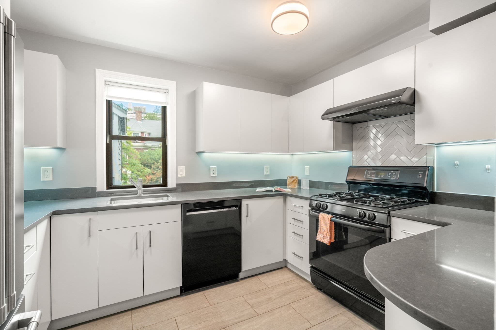 Condominium at 618 Washington St # 618, Brookline MA 02446, Brookline, photo 3 of 33