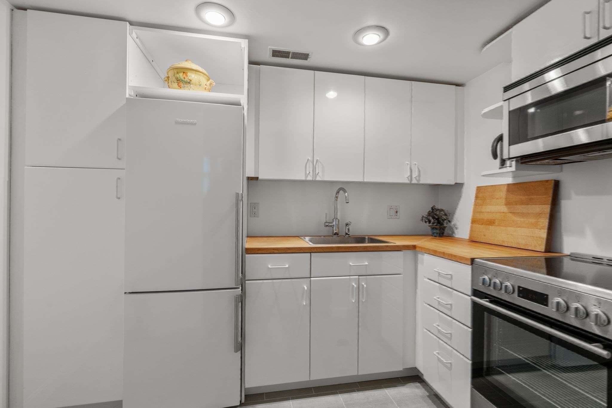 Single Family Residence at 1 West Hill Place, Boston MA 02114, photo 30 of 34