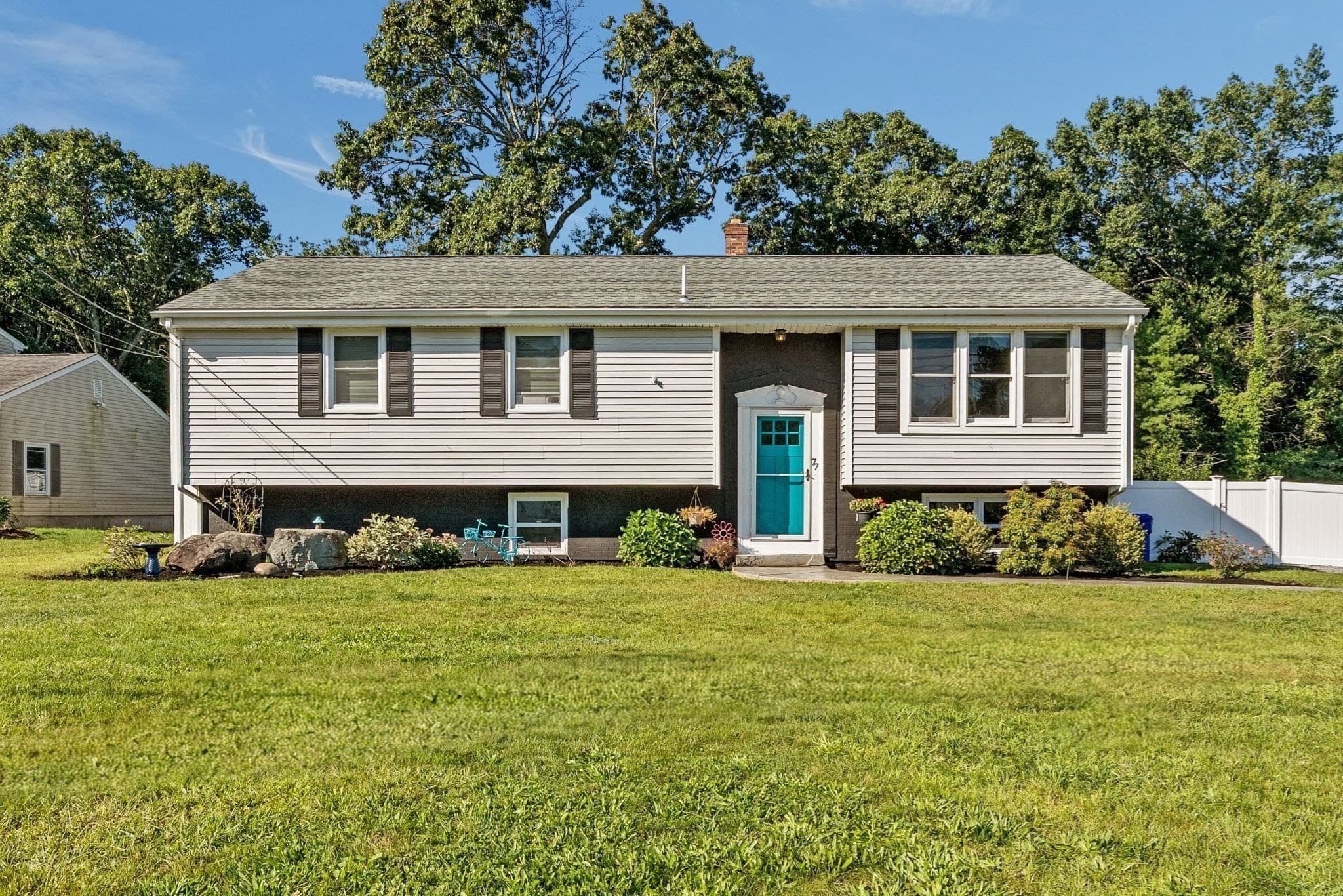 Single Family Residence at 77 Quequechan Rd, Taunton MA 02780, photo 2 of 38