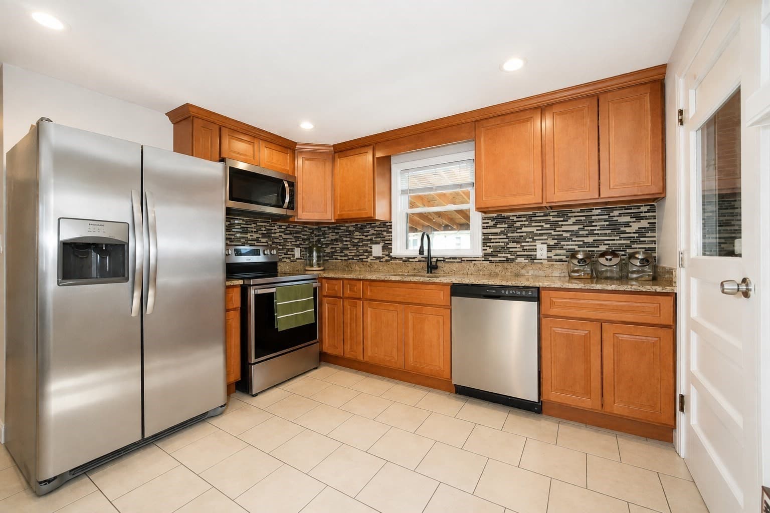 Single Family Residence at 31 Rockwell Ave, Brockton MA 02302, Brockton, photo 5 of 27