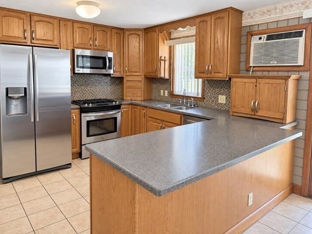Single Family Residence at 709 North Branch Pkwy, Springfield MA 01119, Springfield, photo 3 of 10