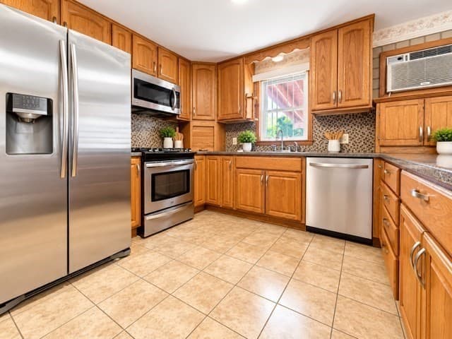 Single Family Residence at 709 North Branch Pkwy, Springfield MA 01119, Springfield, photo 4 of 10