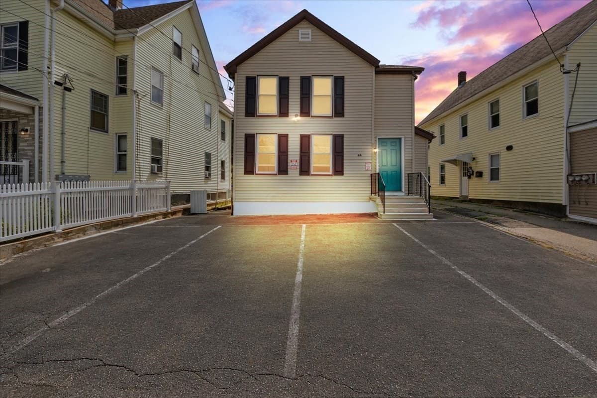 64 Oak St, Taunton MA 02780