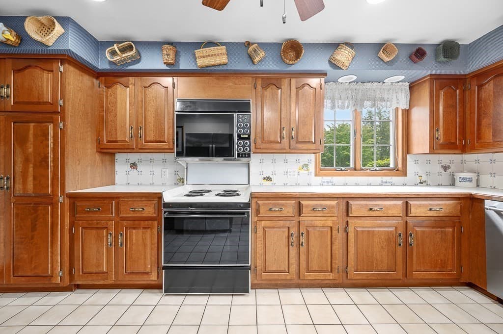 Single Family Residence at 400 Boston Road, Sutton MA 01590, Sutton, photo 15 of 42