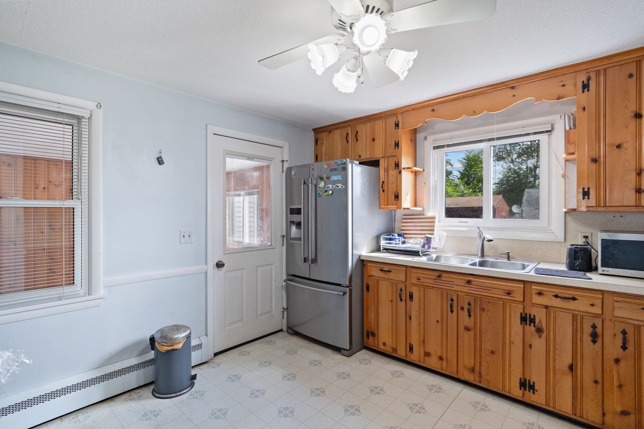 Single Family Residence at 389 Abbott St, Springfield MA 01118, Springfield, photo 5 of 37