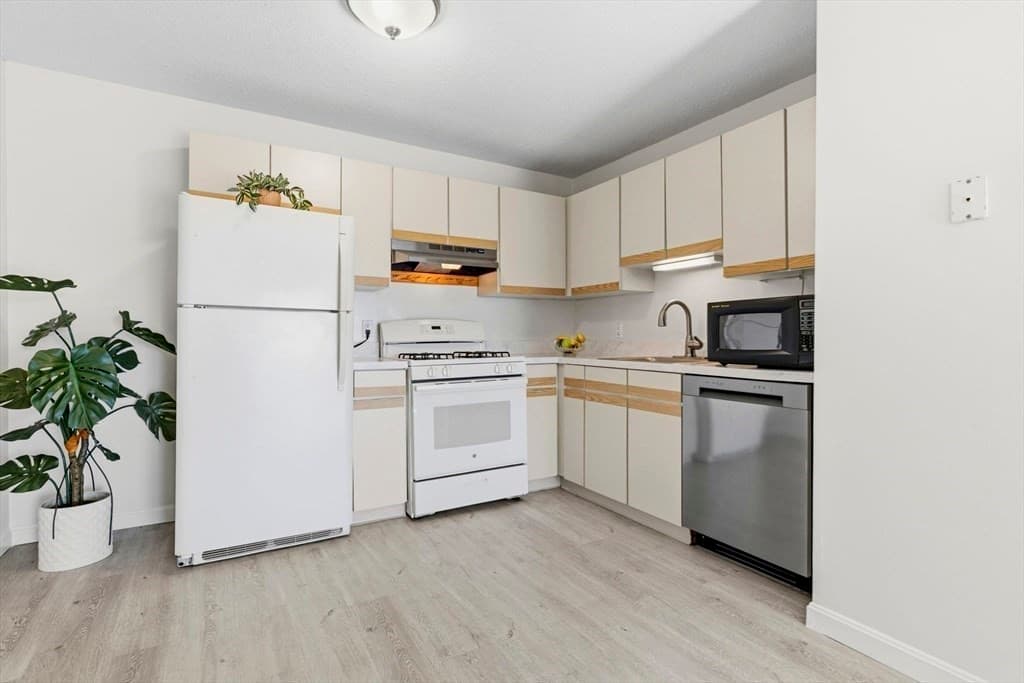 Condominium at 24 Kenmar Dr # 239, Billerica MA 01821, Billerica, photo 5 of 28