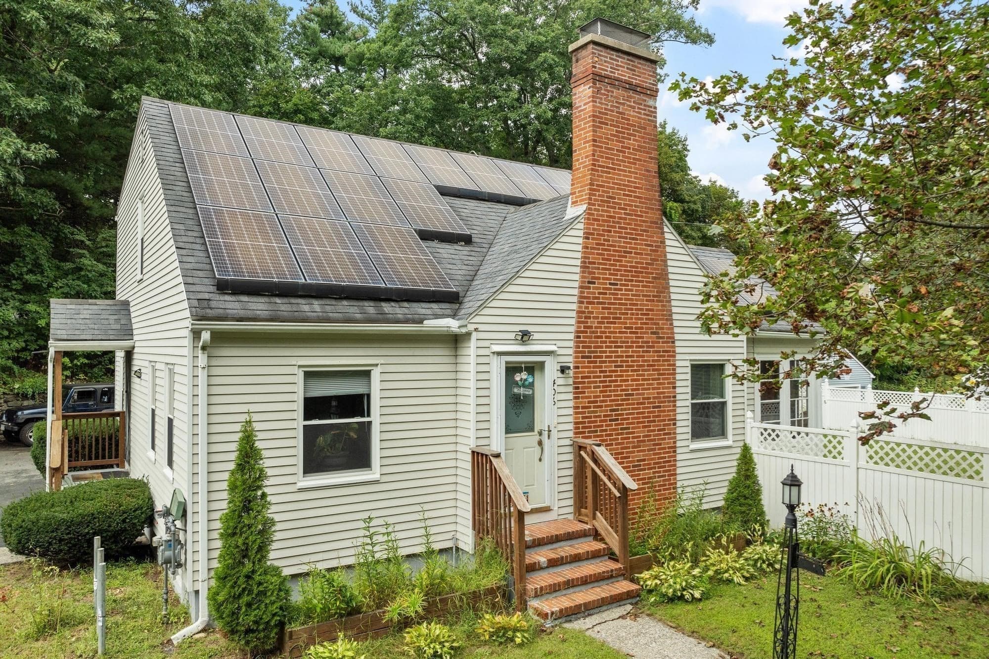 Single Family Residence at 406 Lincoln St, Fitchburg MA 01420, Fitchburg, photo 2 of 35