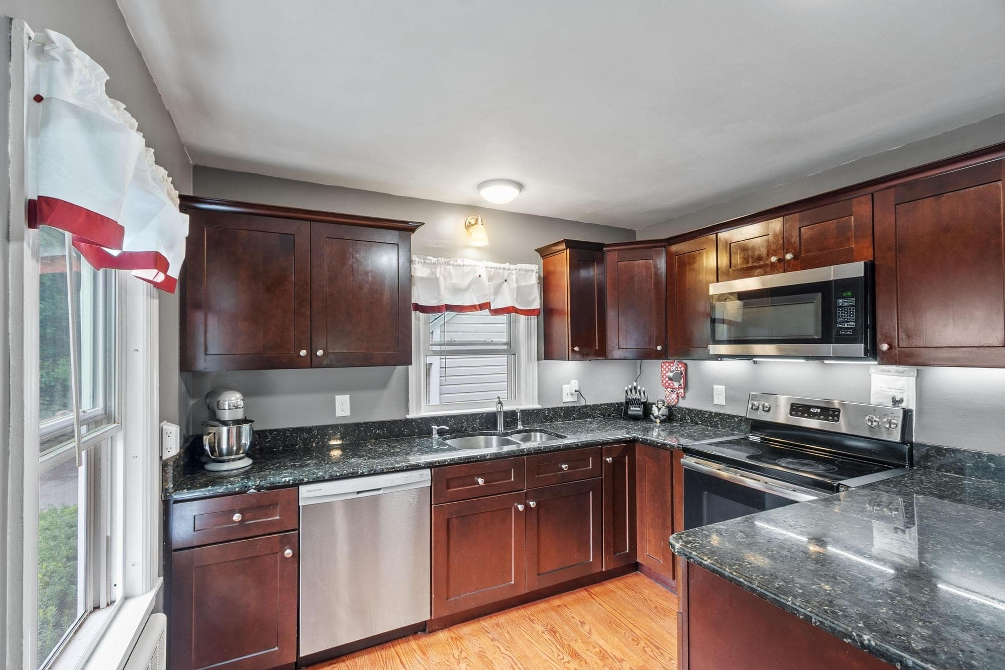 Single Family Residence at 406 Lincoln St, Fitchburg MA 01420, Fitchburg, photo 9 of 35